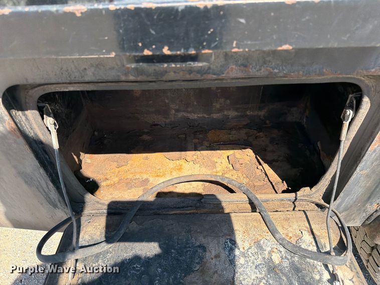 image for item FI0275 2017 Ford F550 Super Duty Ext. Cab flatbed truck