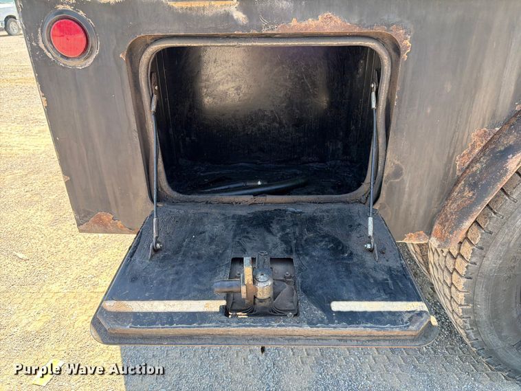 image for item FI0275 2017 Ford F550 Super Duty Ext. Cab flatbed truck
