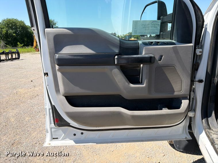 image for item FI0275 2017 Ford F550 Super Duty Ext. Cab flatbed truck