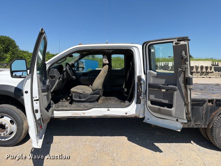 image for item FI0275 2017 Ford F550 Super Duty Ext. Cab flatbed truck