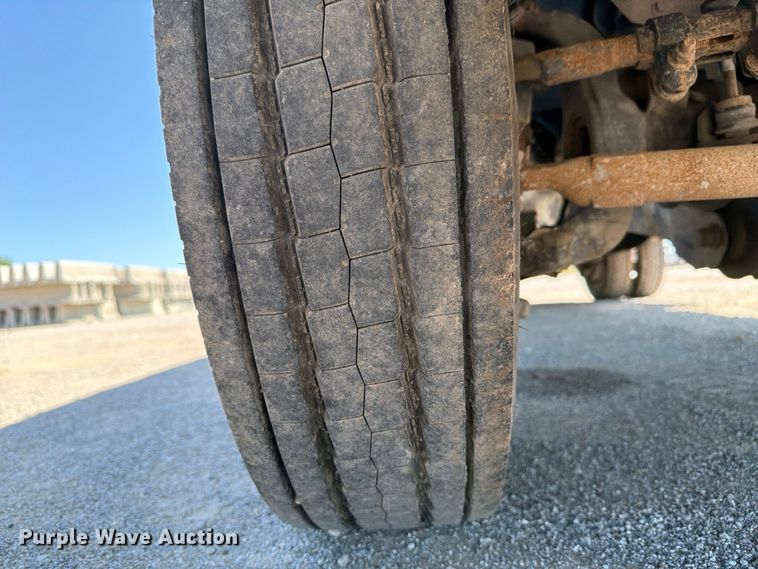 image for item FI0275 2017 Ford F550 Super Duty Ext. Cab flatbed truck