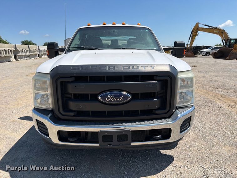 image for item FI0276 2016 Ford F350 Super Duty Crew Cab flatbed pickup truck