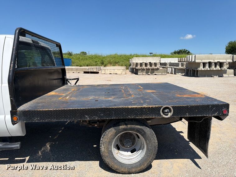 image for item FI0276 2016 Ford F350 Super Duty Crew Cab flatbed pickup truck