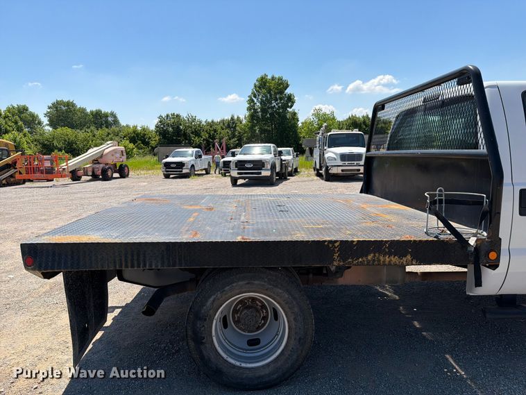 image for item FI0276 2016 Ford F350 Super Duty Crew Cab flatbed pickup truck