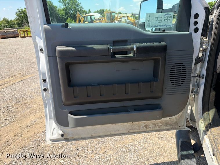 image for item FI0276 2016 Ford F350 Super Duty Crew Cab flatbed pickup truck