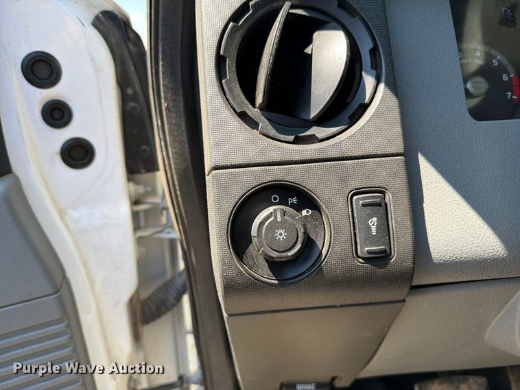 image for item FI0276 2016 Ford F350 Super Duty Crew Cab flatbed pickup truck