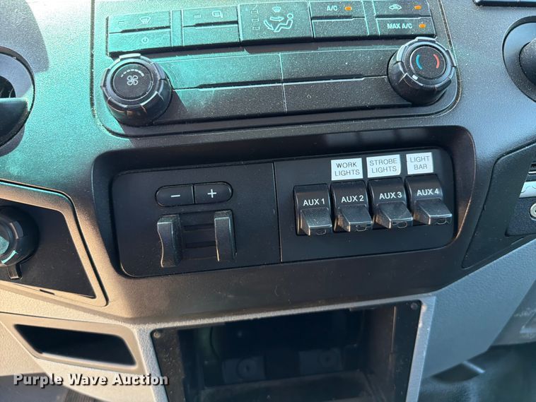 image for item FI0276 2016 Ford F350 Super Duty Crew Cab flatbed pickup truck