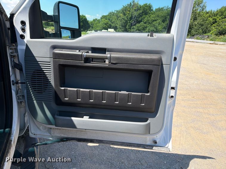 image for item FI0276 2016 Ford F350 Super Duty Crew Cab flatbed pickup truck