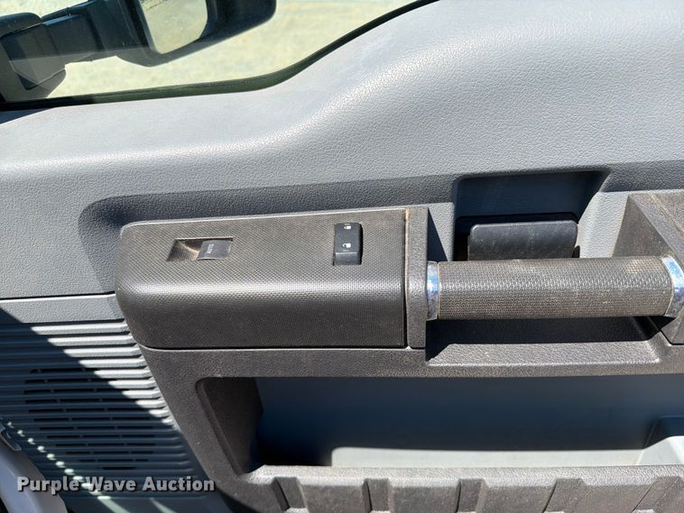 image for item FI0276 2016 Ford F350 Super Duty Crew Cab flatbed pickup truck