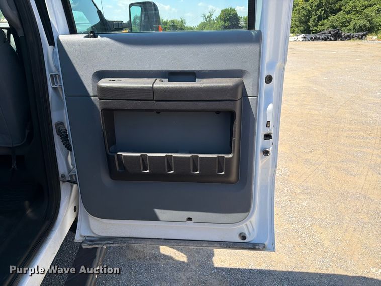 image for item FI0276 2016 Ford F350 Super Duty Crew Cab flatbed pickup truck