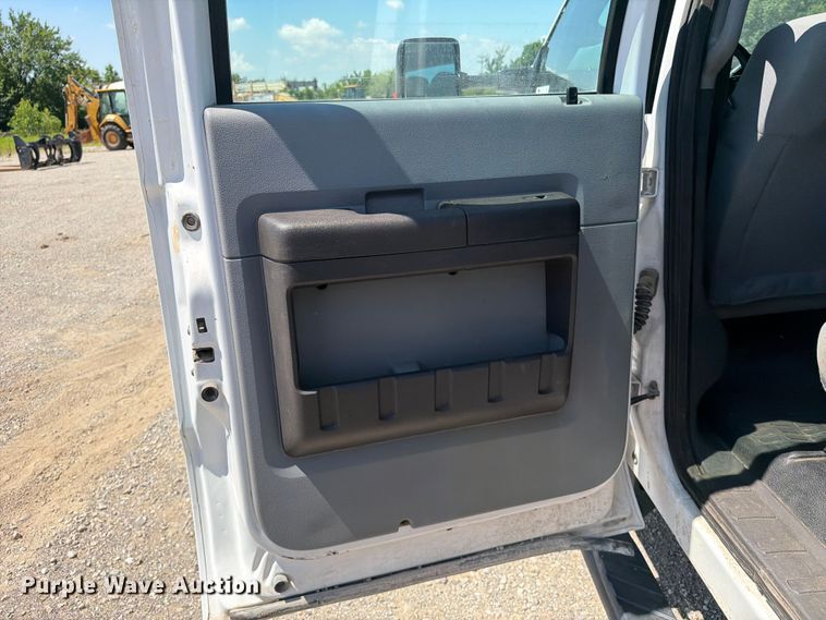 image for item FI0276 2016 Ford F350 Super Duty Crew Cab flatbed pickup truck