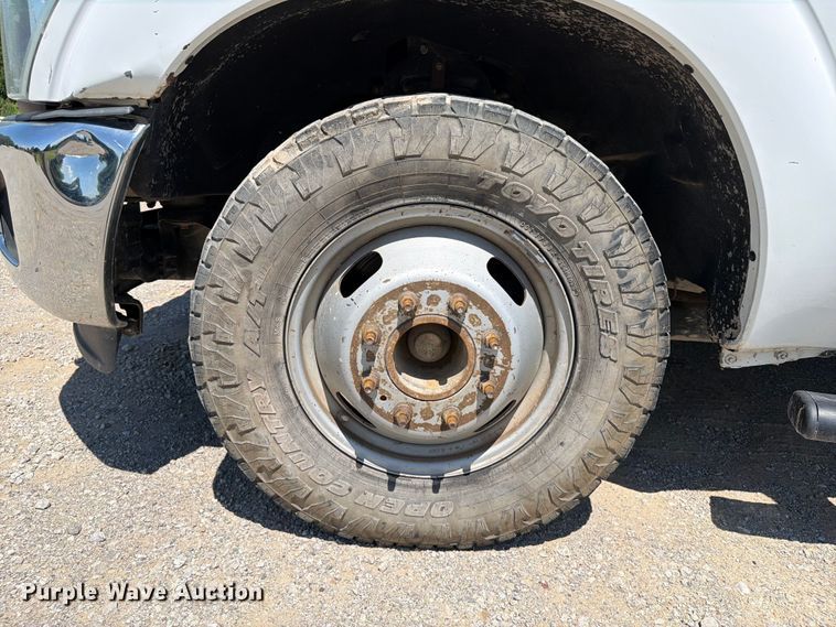 image for item FI0276 2016 Ford F350 Super Duty Crew Cab flatbed pickup truck