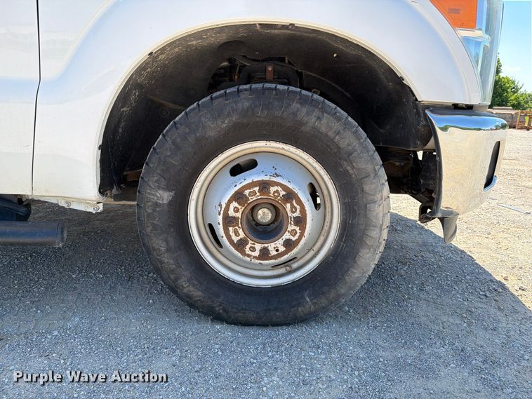 image for item FI0276 2016 Ford F350 Super Duty Crew Cab flatbed pickup truck