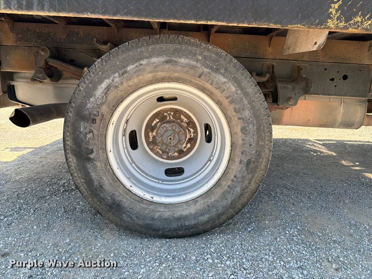 image for item FI0276 2016 Ford F350 Super Duty Crew Cab flatbed pickup truck