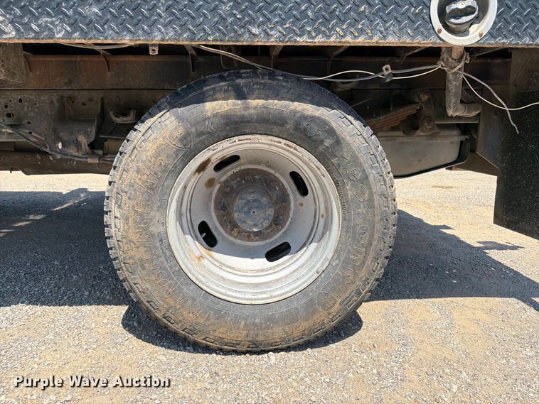 image for item FI0276 2016 Ford F350 Super Duty Crew Cab flatbed pickup truck