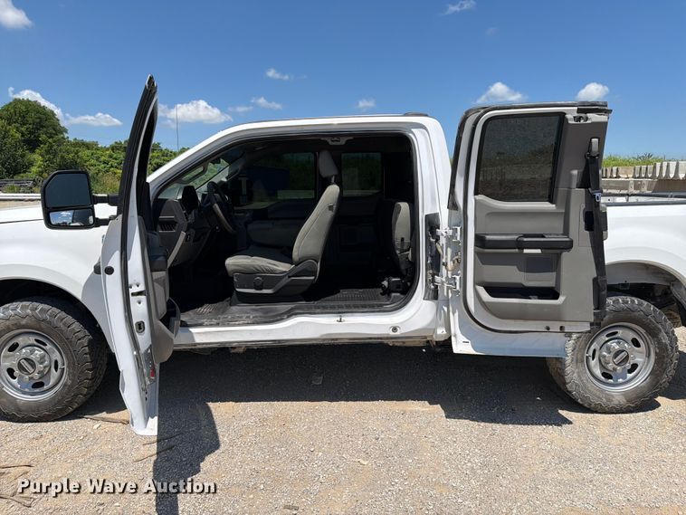 image for item FI0277 2021 Ford F250 Super Duty Ext. Cab pickup truck