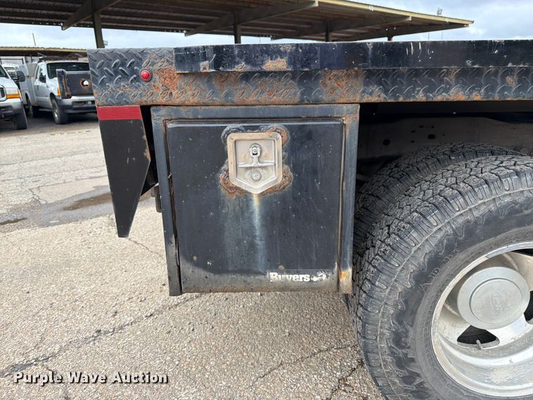 image for item FK3102 2001 Ford F350 Super Duty Crew Cab flatbed pickup truck
