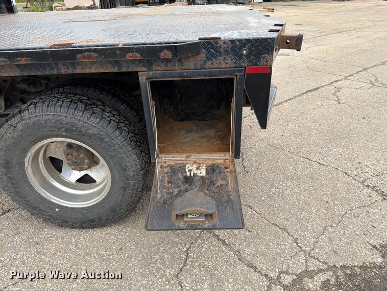 image for item FK3102 2001 Ford F350 Super Duty Crew Cab flatbed pickup truck