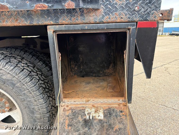 image for item FK3102 2001 Ford F350 Super Duty Crew Cab flatbed pickup truck