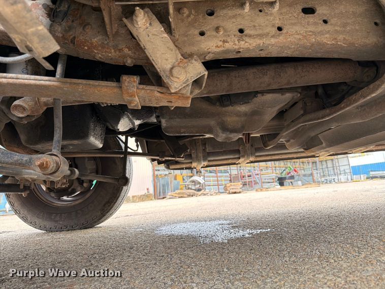 image for item FK3102 2001 Ford F350 Super Duty Crew Cab flatbed pickup truck