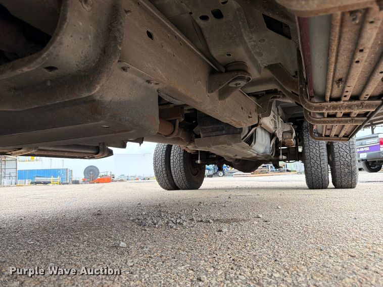 image for item FK3102 2001 Ford F350 Super Duty Crew Cab flatbed pickup truck