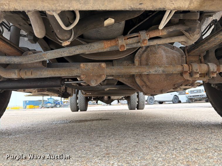 image for item FK3102 2001 Ford F350 Super Duty Crew Cab flatbed pickup truck