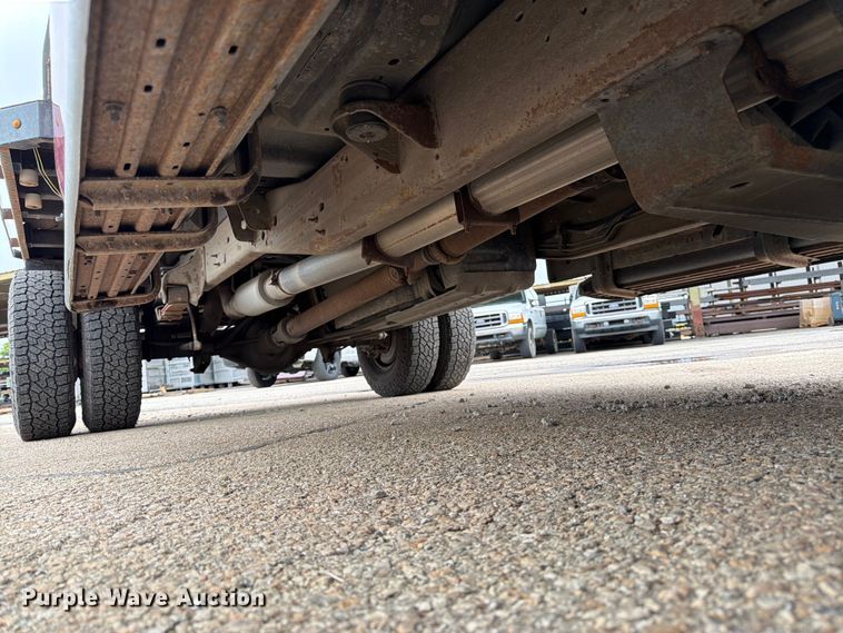 image for item FK3102 2001 Ford F350 Super Duty Crew Cab flatbed pickup truck