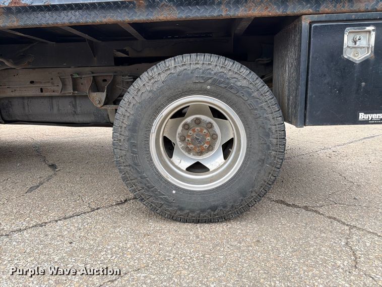 image for item FK3102 2001 Ford F350 Super Duty Crew Cab flatbed pickup truck