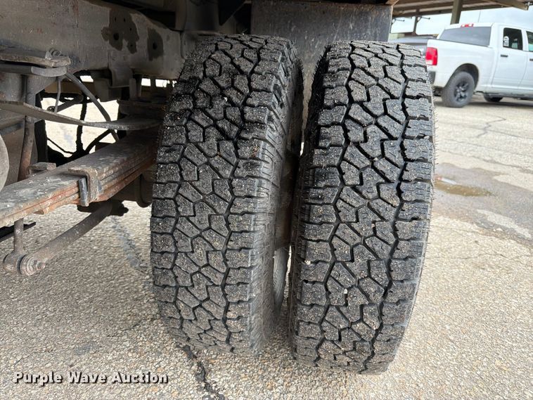 image for item FK3102 2001 Ford F350 Super Duty Crew Cab flatbed pickup truck