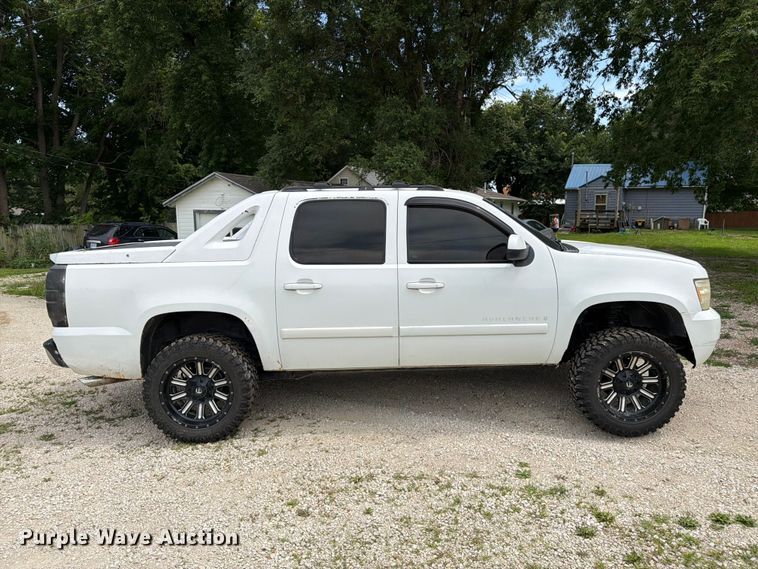 image for item FK3113 2007 Chevrolet Avalanche Crew Cab pickup truck