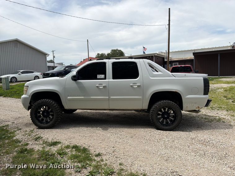 image for item FK3113 2007 Chevrolet Avalanche Crew Cab pickup truck