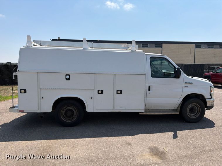 image for item FM7555 2016 Ford E350 Super Duty utility van