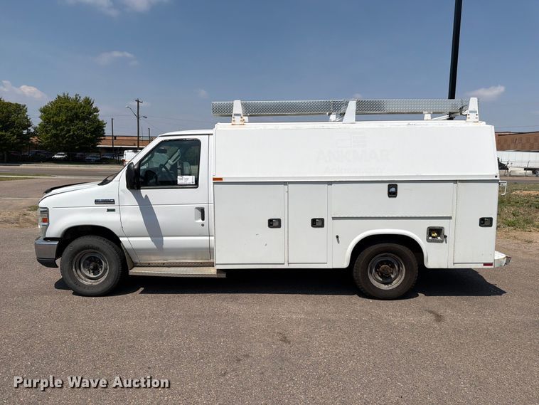 image for item FM7555 2016 Ford E350 Super Duty utility van