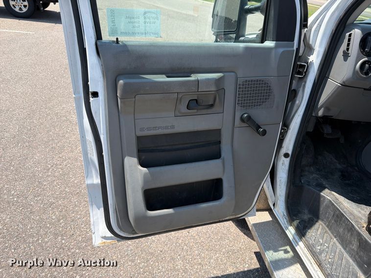 image for item FM7555 2016 Ford E350 Super Duty utility van