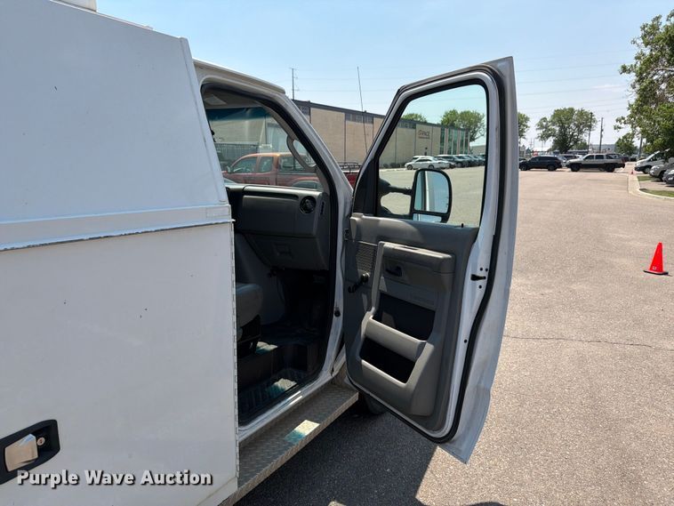 image for item FM7555 2016 Ford E350 Super Duty utility van
