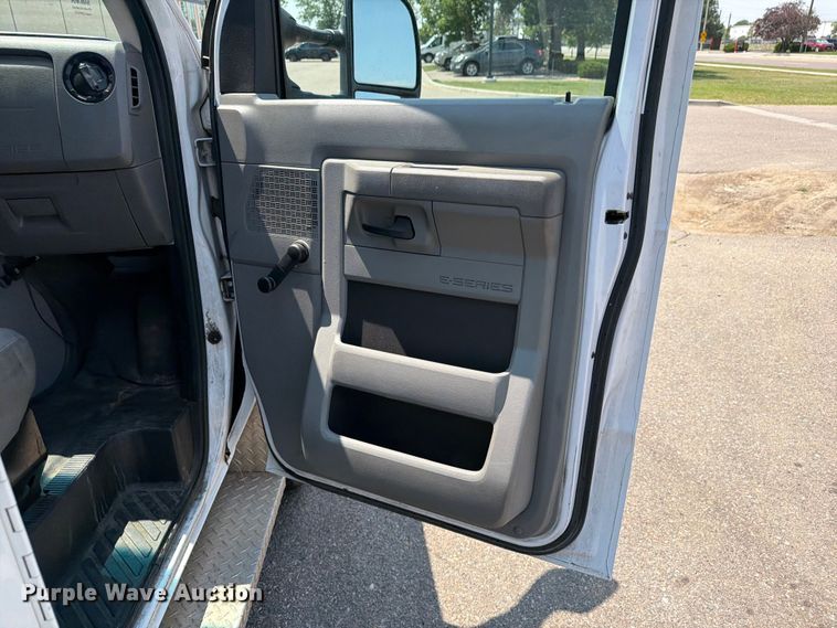 image for item FM7555 2016 Ford E350 Super Duty utility van
