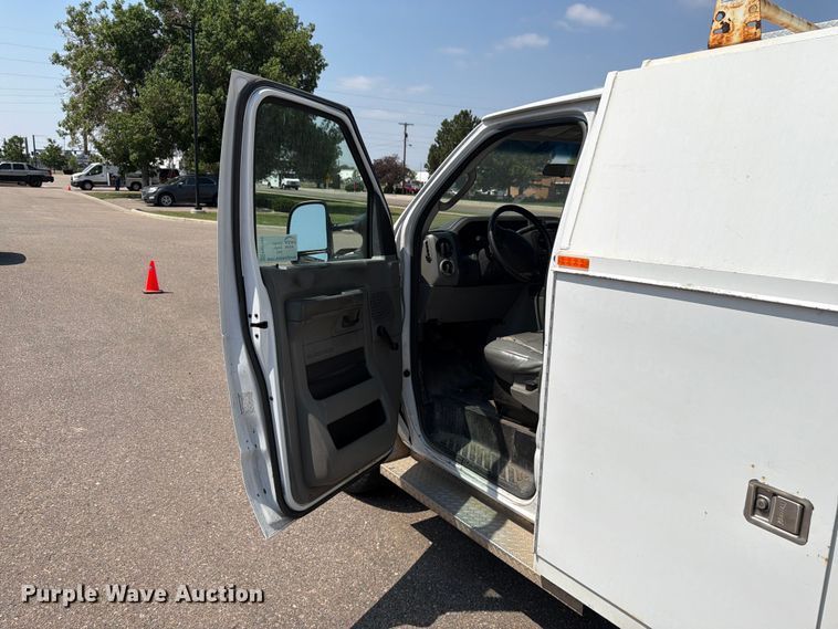 image for item FM7556 2014 Ford E350 Super Duty utility van