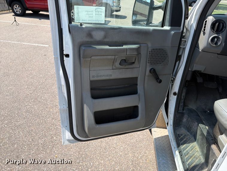 image for item FM7556 2014 Ford E350 Super Duty utility van