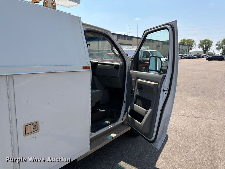 image for item FM7556 2014 Ford E350 Super Duty utility van