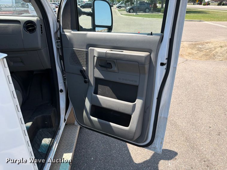 image for item FM7556 2014 Ford E350 Super Duty utility van