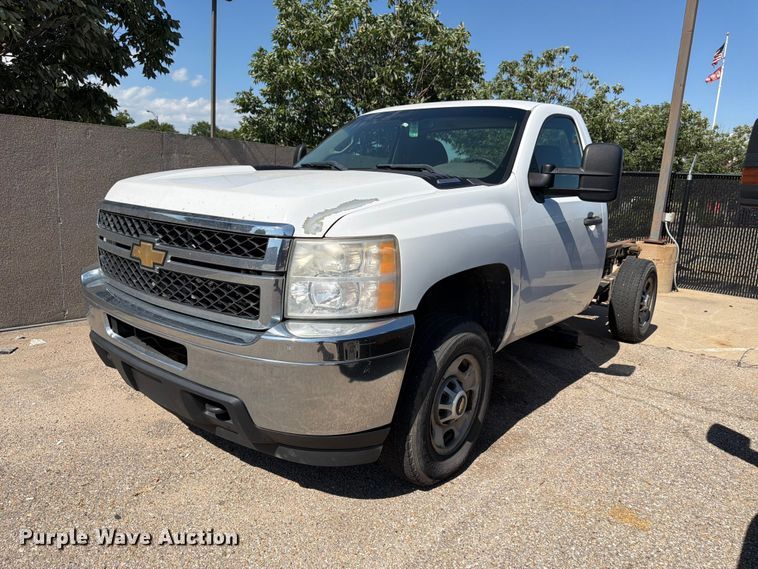 image for item NJ9063 2011 Chevrolet Silverado 2500 pickup truck cab and chassis