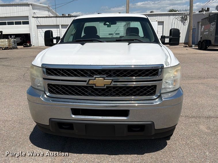 image for item NJ9063 2011 Chevrolet Silverado 2500 pickup truck cab and chassis