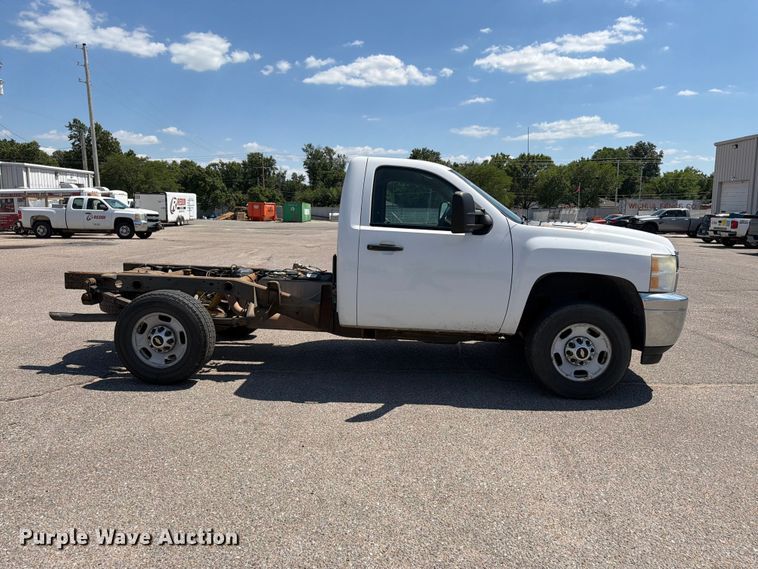 image for item NJ9063 2011 Chevrolet Silverado 2500 pickup truck cab and chassis
