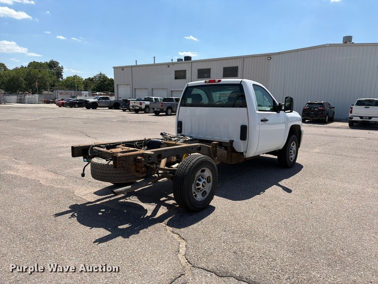 image for item NJ9063 2011 Chevrolet Silverado 2500 pickup truck cab and chassis