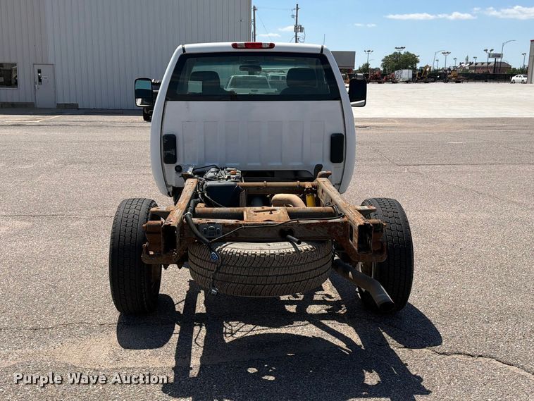 image for item NJ9063 2011 Chevrolet Silverado 2500 pickup truck cab and chassis
