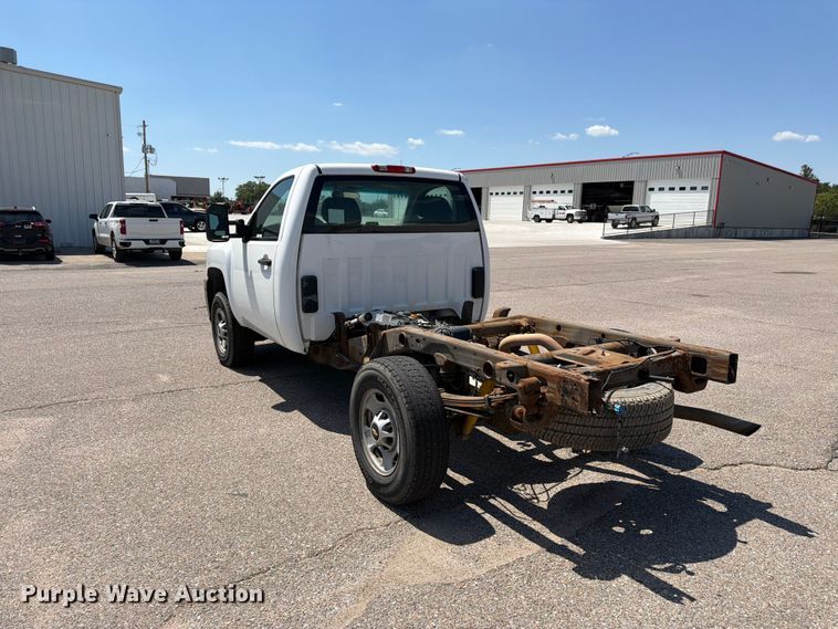 image for item NJ9063 2011 Chevrolet Silverado 2500 pickup truck cab and chassis