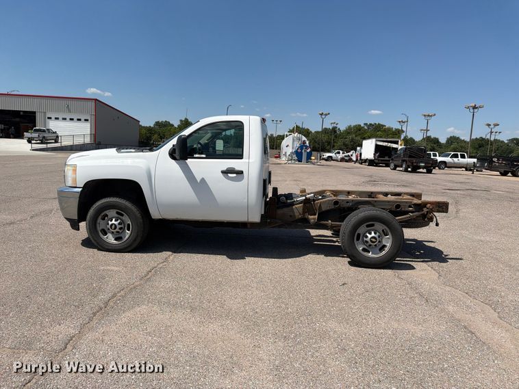 image for item NJ9063 2011 Chevrolet Silverado 2500 pickup truck cab and chassis