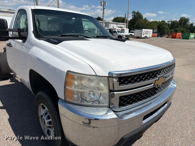 image for item NJ9063 2011 Chevrolet Silverado 2500 pickup truck cab and chassis