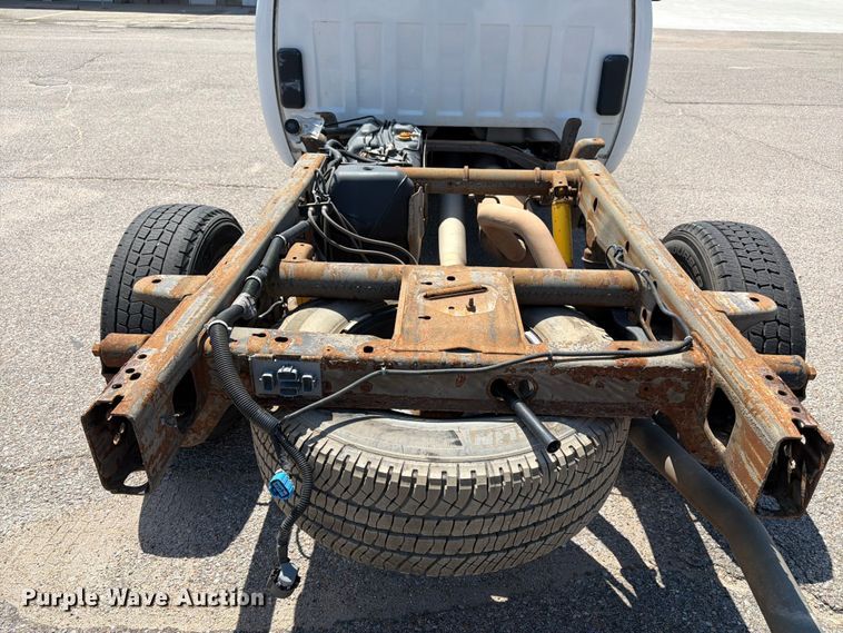 image for item NJ9063 2011 Chevrolet Silverado 2500 pickup truck cab and chassis