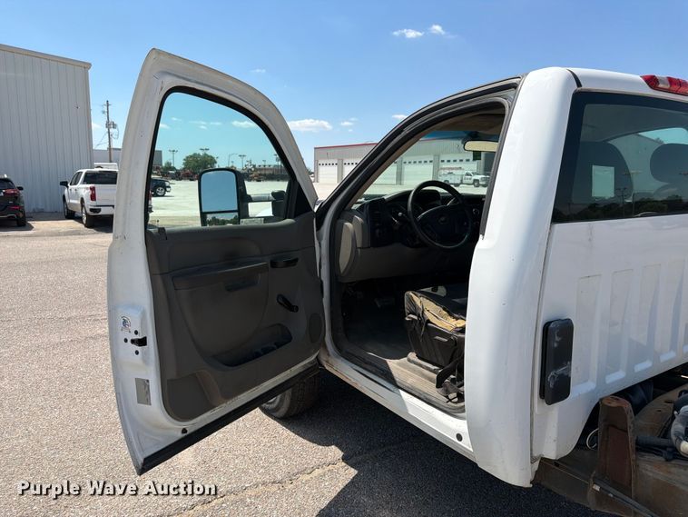 image for item NJ9063 2011 Chevrolet Silverado 2500 pickup truck cab and chassis